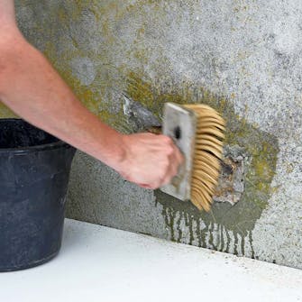 Sprekk i mur: All løs puss bankes av Sprekk i mur: All løs puss bankes av